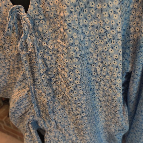 H&M Blue Floral Crop Peasant Top, Small White Flowers, Cinched Front 2XL - Picture 2 of 6